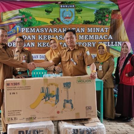 Penyerahan Bina Keluarga Balita Berupa Buku dan Maianan Dari BKKBN Kecamatan Mataraman 